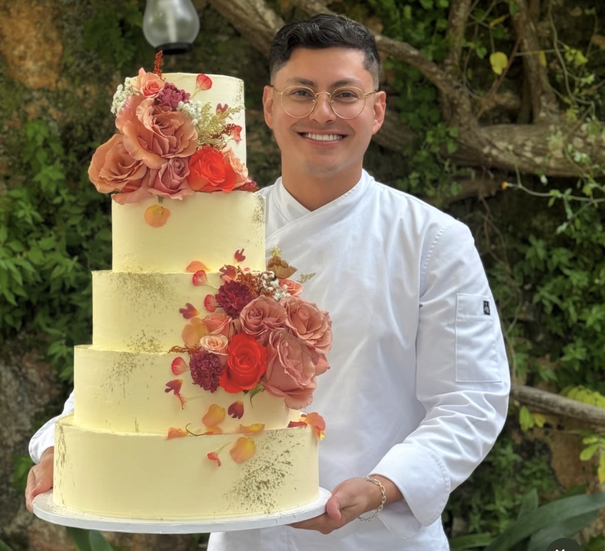 Diego Mejía, maestro pastelero, junto a una tarta de autor