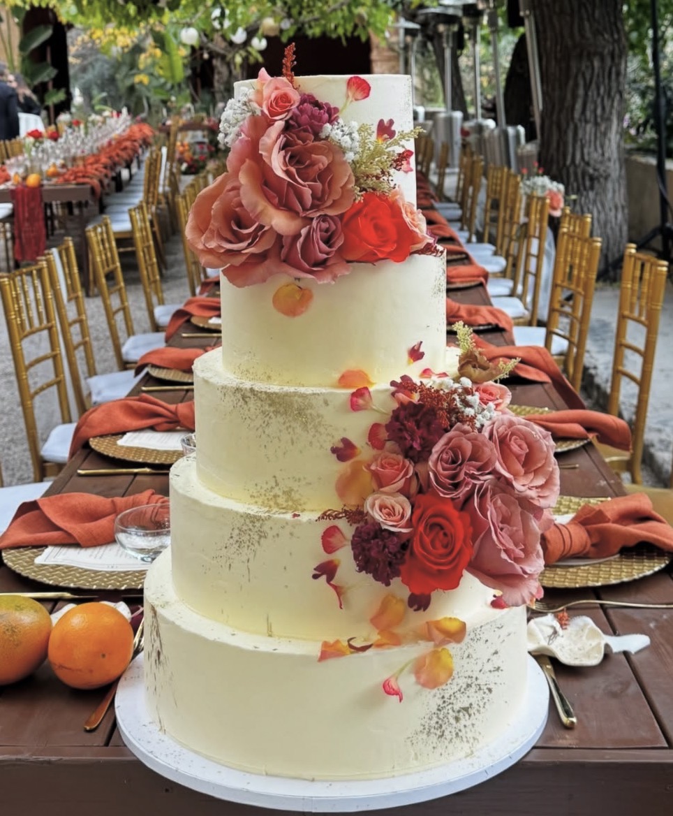 Tarta nupcial de varios pisos con flores naturales por Diego Mejía